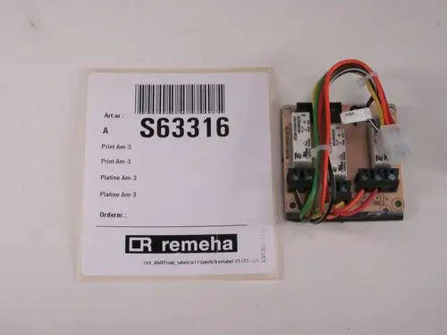 Platinenmodul von Remeha mit drei Relais. Dazu gehört ein Etikett mit Artikelnummer und weiteren Informationen. Kabelanschlüsse sind sichtbar.